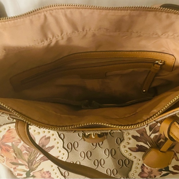 Nine West Reana Medium Tote Handbag
Khaki Milk - Picture 5 of 8